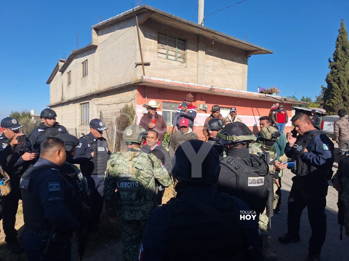 TolucaHoy's tweet photo. 🚨🔴 Enfrentamiento entre #policías y #talamontes en #Xalatlaco; una persona sin vidä
Los hechos se registraron en la comunidad Tejocotes, ahí siete elementos de seguridad pública fueron lesionados; la víctima habría fallecido en el hospital. 👇🏽
https://t.co/Kod559NOxE https://t.co/2caf7Svqgz