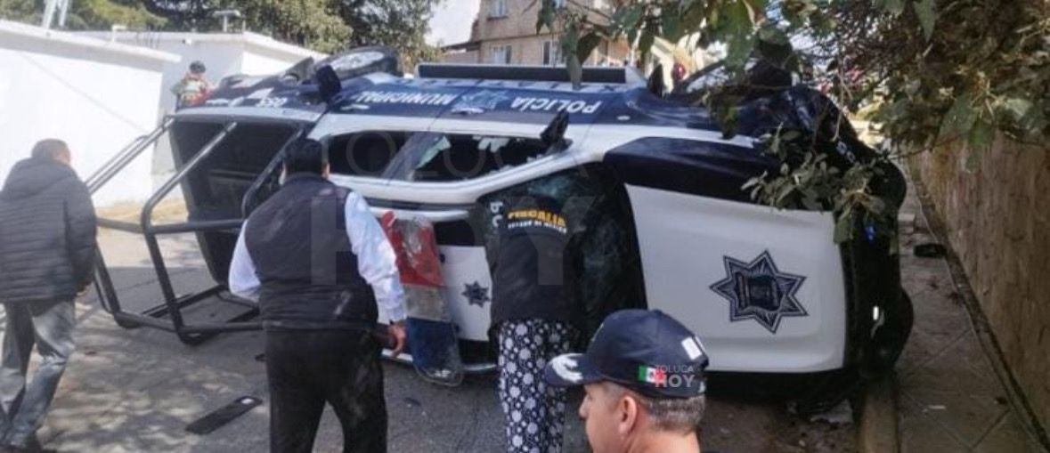 TolucaHoy's tweet photo. 🚨🔴 Enfrentamiento entre #policías y #talamontes en #Xalatlaco; una persona sin vidä
Los hechos se registraron en la comunidad Tejocotes, ahí siete elementos de seguridad pública fueron lesionados; la víctima habría fallecido en el hospital. 👇🏽
https://t.co/Kod559NOxE https://t.co/2caf7Svqgz