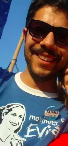 Yo no entiendo como el primo de <a href="/Leonardo_Grosso/">Leonardo Grosso</a>  y Militante de Movimiento Evita, Santiago Grosso, sigue de funcionario en <a href="/ARCA_informa/">ARCA | Agencia de Recaudación y Control Aduanero</a> , siendo que lo pasaron unos meses antes de que gane <a href="/JMilei/">Javier Milei</a> y está nombrado en la Municipalidad de Luján. 
O hay un acuerdo entre LLA y