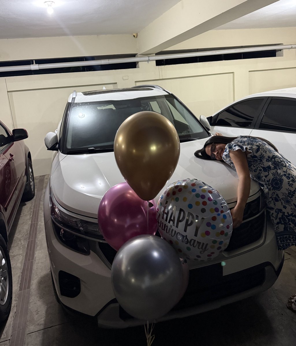 luciacamilaaa's tweet photo. Hace unas semanas andaba en mi carrito viejo, sin aire, preocupada porque lloviera antes de llegar a la casa… 

Sin saber que mi esposo me tenía este regalo de Aniversario. 😍😍 https://t.co/xumEKTpeBO