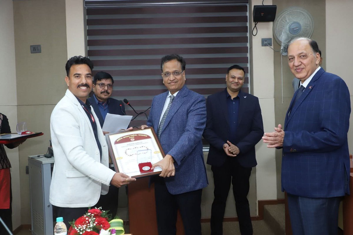 lokendrasdeora's tweet photo. “As a police personnel, I express my sincere gratitude to the Honorable Director General of  EOW M.P.  for awarding me the DGCR (Director General’s Commendation Roll). This recognition motivates me to discharge my duties with enhanced dedication, integrity, and commitment.” https://t.co/vfmccdeqFo
