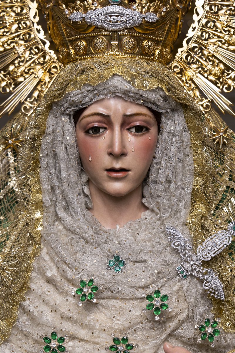 Cuánto nombre buscando hacerte suya en la oración, el ruego entre la bulla, en la devota y vieja cercanía…,
para que todo sobre cuando vayas
a contarle la pena que te callas
y simplemente digas: “Madre mía…”