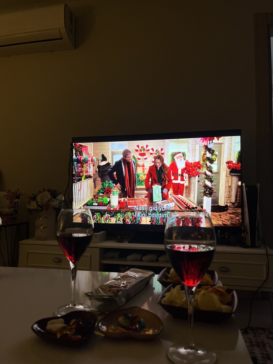 augustashere's tweet photo. 4 saattir şarap içip Christmas movie izliyoruz sonunda hayat feels right @Dilomlayy https://t.co/Whek1nmajO