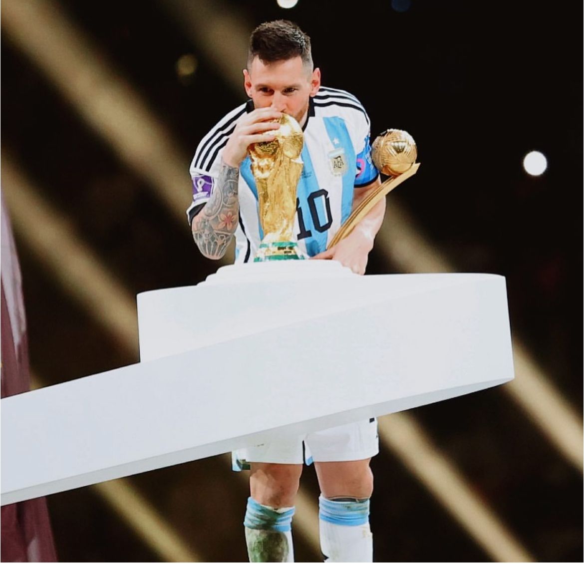 Antonio_Rosique's tweet image. “Sufrimos un montón, pero la conseguimos. Lo deseaba muchísimo, ahora a disfrutar”: #LionelMessi tras conquistar la Copa del Mundo en #Qatar2022 

Un día como hoy en el año 2022, Lionel Messi y Argentina se alzaban como campeones del mundo

#Colosal