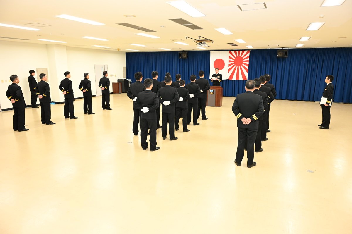 jmsdf_tsatg's tweet photo. #小月航空基地 での教育を終えた学生が #徳島航空基地 に着任し、 #始業式 を行いました。
#事業用操縦士 の資格取得に向け #徳島 の #大空 に挑むんじょ!
#海上自衛隊 #徳島教育航空群 #TC90 #VAF0702 #航空学生 https://t.co/m8jzjnWlhS