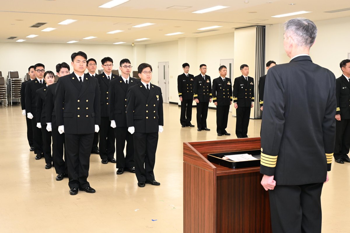 jmsdf_tsatg's tweet photo. #小月航空基地 での教育を終えた学生が #徳島航空基地 に着任し、 #始業式 を行いました。
#事業用操縦士 の資格取得に向け #徳島 の #大空 に挑むんじょ!
#海上自衛隊 #徳島教育航空群 #TC90 #VAF0702 #航空学生 https://t.co/m8jzjnWlhS
