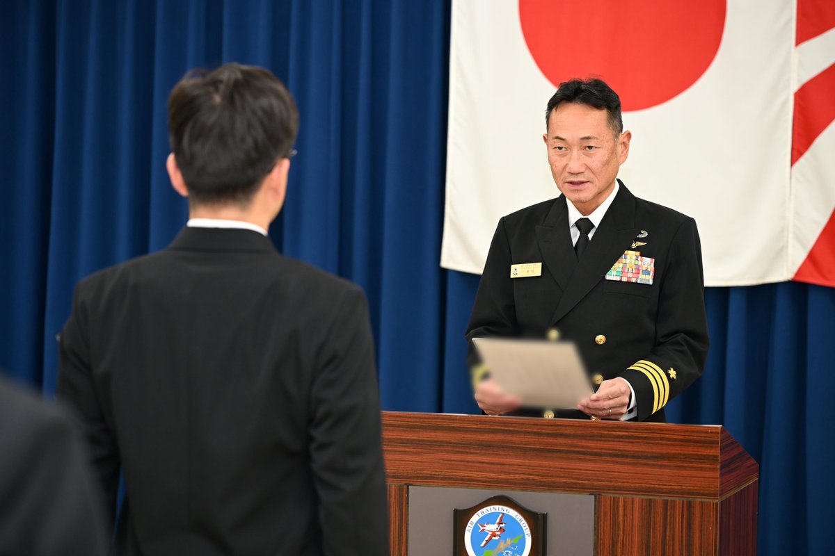 jmsdf_tsatg's tweet photo. #小月航空基地 での教育を終えた学生が #徳島航空基地 に着任し、 #始業式 を行いました。
#事業用操縦士 の資格取得に向け #徳島 の #大空 に挑むんじょ!
#海上自衛隊 #徳島教育航空群 #TC90 #VAF0702 #航空学生 https://t.co/m8jzjnWlhS