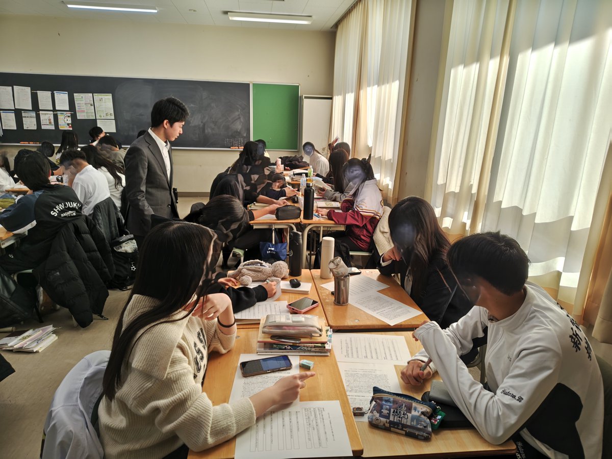 令和7年12月17日(水) 東京藝術大学の学生が来校し、２年生の「古典探究」の授業に参加しました。「平家物語」に描かれた場面を読み比べた後で、琵琶の演奏を通して物語世界の臨場感を体感することができました。
#都立新宿高校　＃平家物語　＃琵琶