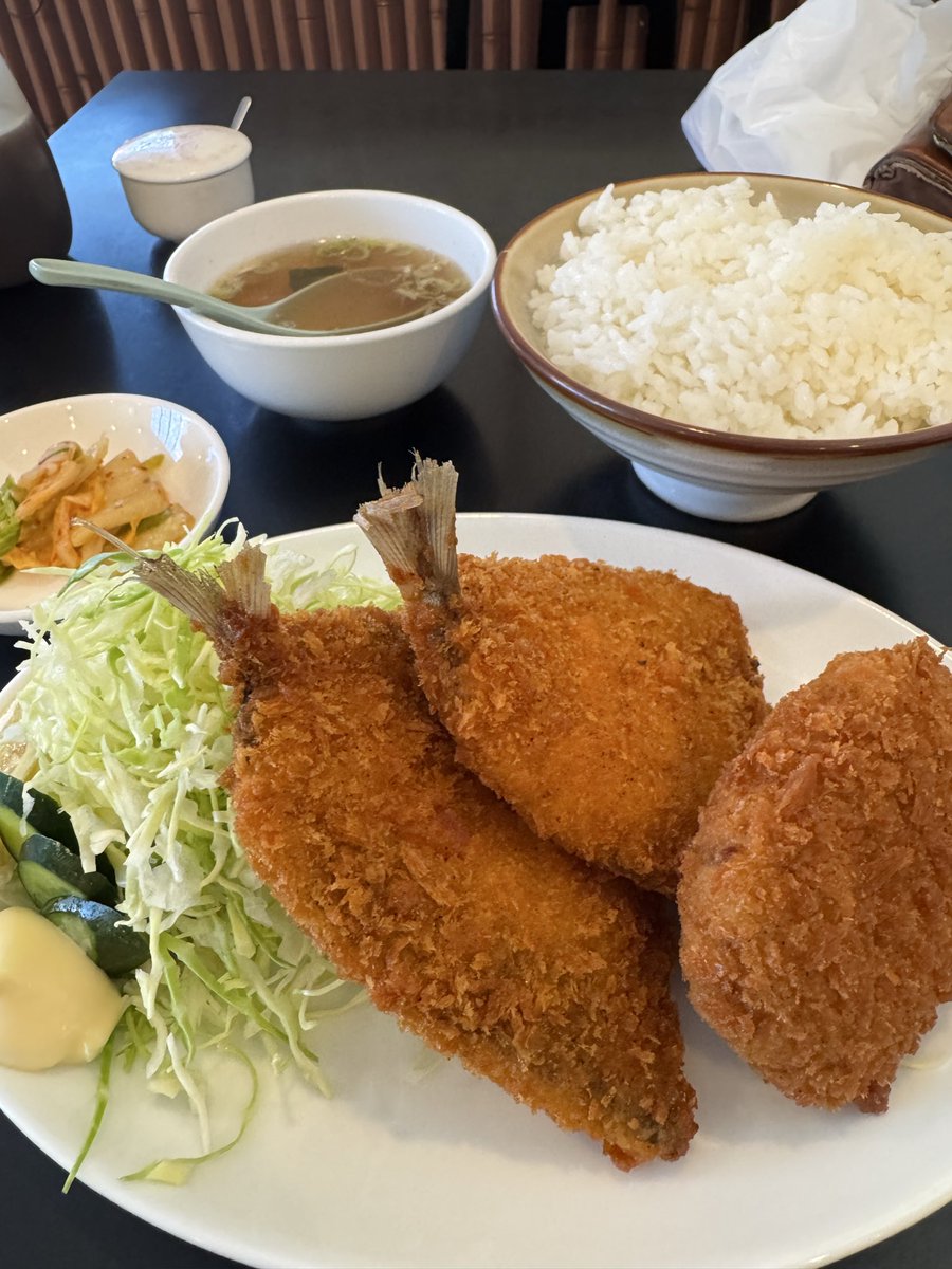 db_atom's tweet image. さいたま市緑区中尾にある浦和菜館さんにランチタイムのアジフライ定食を食べに行って来ました😋
アジフライ2枚とコロッケ付き、ライス・スープおかわり無料で880円✨
メニューもたくさんあるので通いたくなるお店です！
#浦和 #接骨院 #アトム接骨院 #浦和菜館 #町中華
