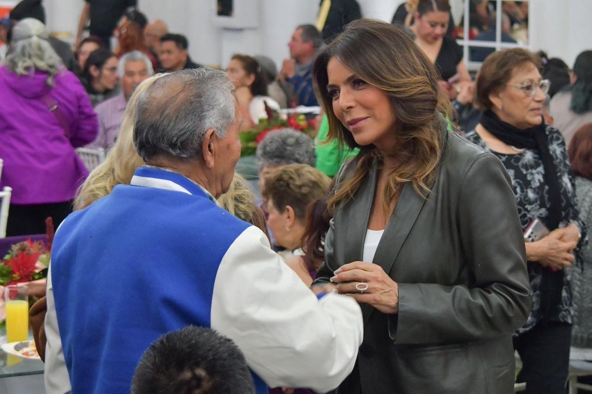 OliviaSalomonV's tweet photo. Hoy es el Día de las y los #Billeteros. Con vendedoras y vendedores de billetes llevamos a cabo un evento para agradecerles y reconocer su trabajo. Ellas y ellos son los que mantienen viva la tradición de #LoteríaNacional, son los que hacen con su historia que esto funcione, porque @lotenal no se explica sin sus sorteos, sin sus billeteras y billeteros, vendedoras, vendedores, organismos de venta.