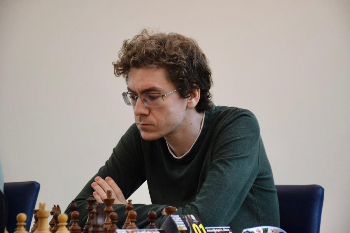 David Antón, campeón de España de Ajedrez Absoluto 2025. Este viernes se disputará la última ronda del campeonato, pero al Niño ya nadie le quitará su corona 👑 

👾Planeta Antón:
♟️ 7,5 puntos sobre 8
📈 Performance: 2868 ELO

Intratable.