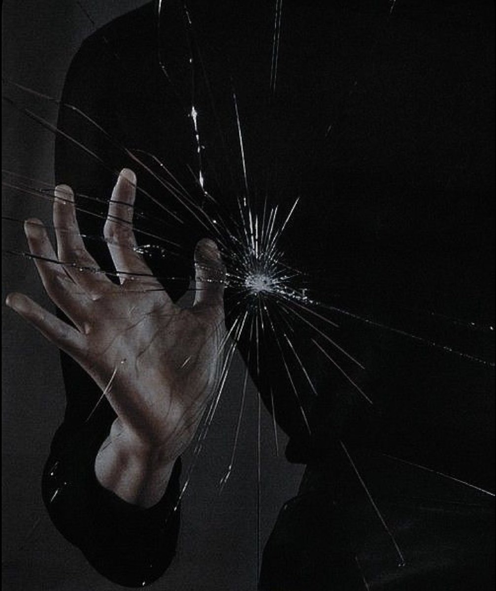 تحتاج تاخذ من الدنيا دروس
         لا تحسب إن المدارس كافيه ❤️‍🩹