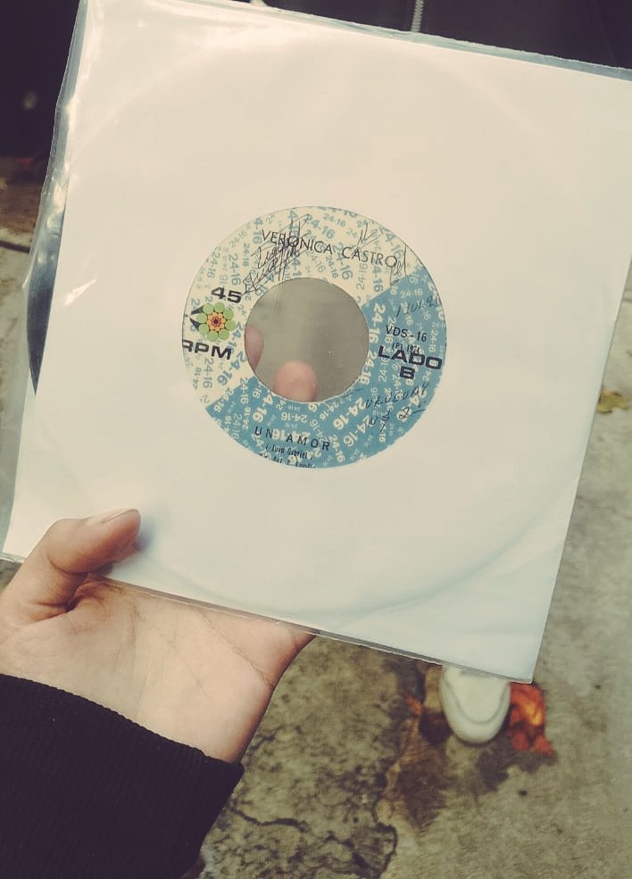 años y años de busqueda , amor verdadero / un amor . de <a href="/vrocastroficial/">Verónica Castro</a> lado a del concurso de Yamaha en Tokyo 1974 , lado b de la película " Guadalajara es México " el mejor regalo . #vrocastro #veronicacastro ccp <a href="/starsretrotv/">Stars Retro Tv</a>  se viene update del vídeo de trayectoria jeje .