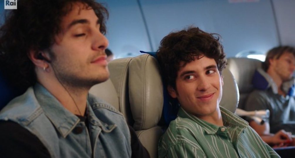 Con questo sguardo termina questa allucinazione collettiva di terza stagione, ci rivediamo in london per ulteriori queerbaiting ❤️