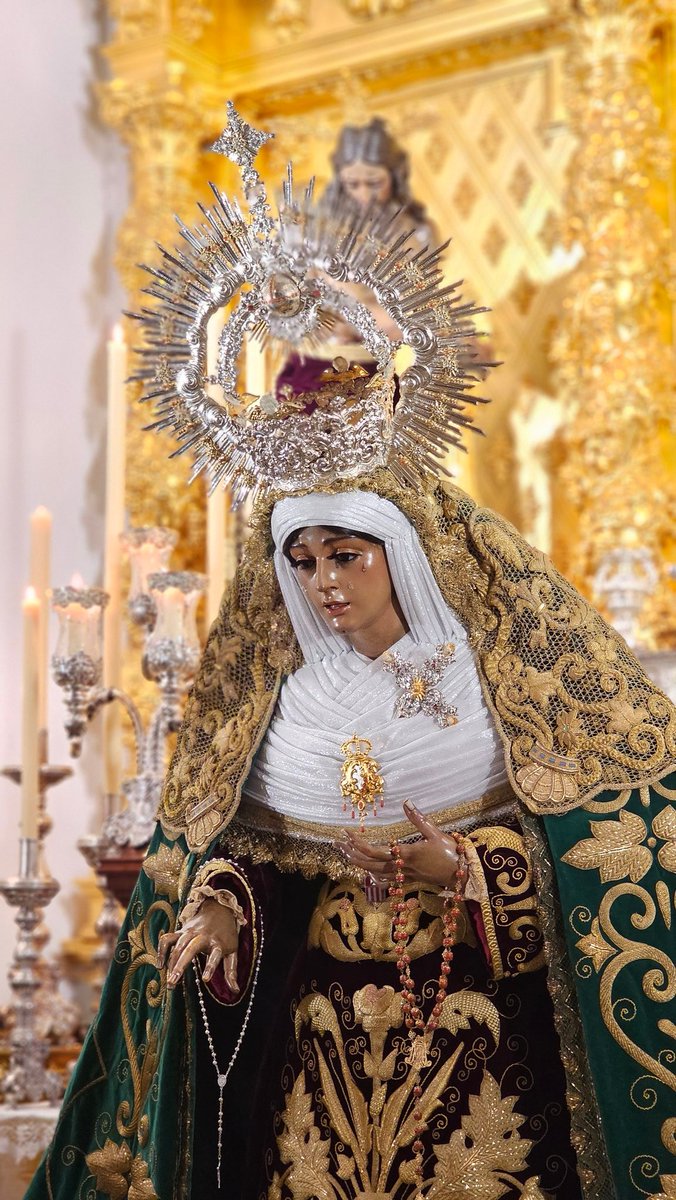Me cuesta entender que la Virgen de la O se presente asi en su festividad , no es consciente la hermandad de que no es nada favorecido su atuendo, ni la manera de colocarlo? Y la suciedad de la talla . Parece que los que te cuidan no te quisieran