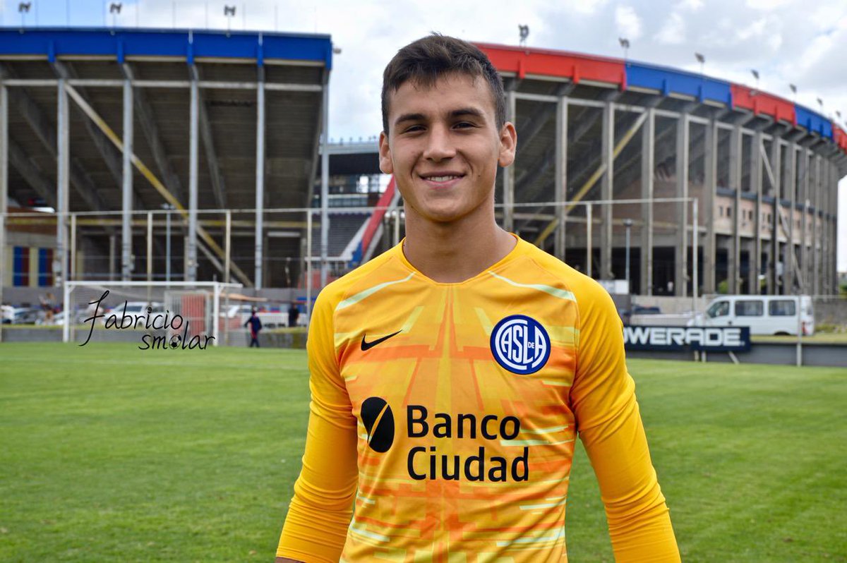 #Boca no solo apunta a Gastón Hernández, viendo la situación de San Lorenzo quiere a un juvenil del ciclón que sería sobrino del ex arquero Sebastián Torrico, es un proyecto a futuro, ya que es muy joven

Su nombre es Juanpi Torrico