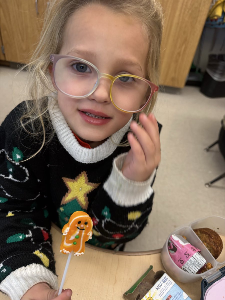 mrsdavisrocks's tweet photo. Our kinder ๐โs are hot on the trail - someone tell the gingerbread man his cookie days are numbered! ๐
#GingerbreadHunt๐ @APS_SPARK https://t.co/niozl3mThz
