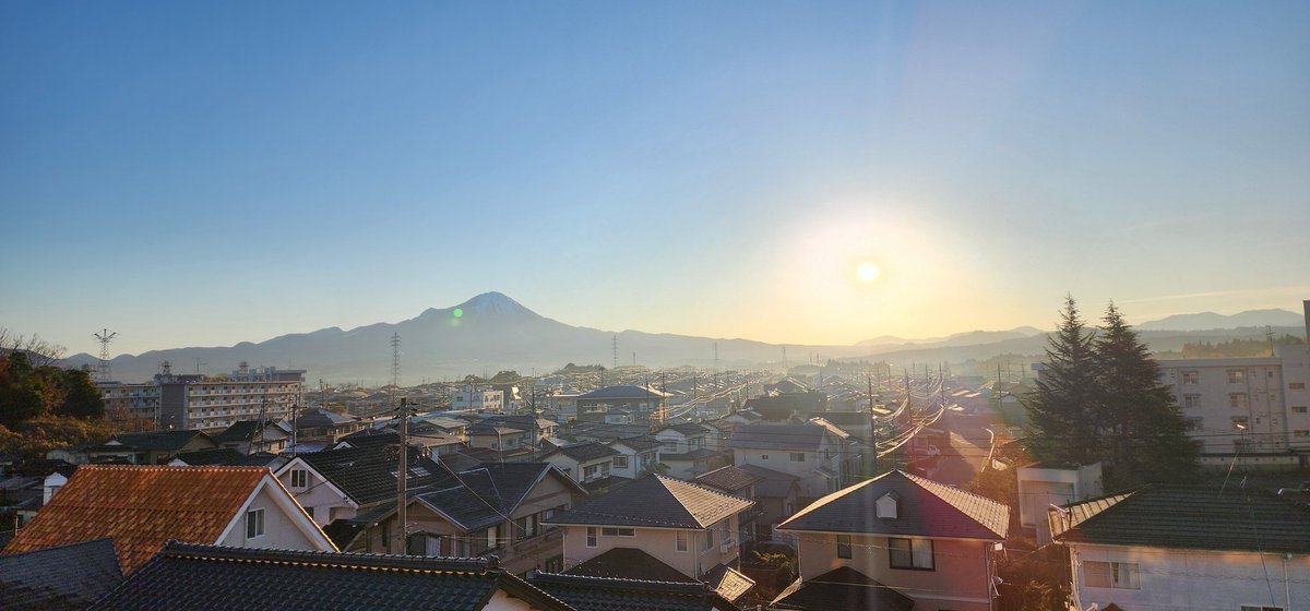 資料の最終調整、終わった。
今日は打ち合わせ本番。

いつもと違うPC。
やたら手こずった。
2時までかかった。

勝手が違うのも、たまにはいい。
新しい発見がある。
強制的に視点が変わる。悪くない。

資料もできたし、
今日も晴れて太陽がまぶしい。
条件は揃った。

行ってきます。