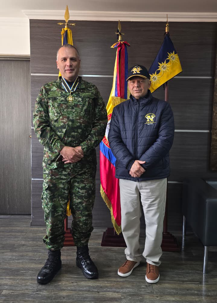 ✅ “Gran Cruz Rectoral Neogranadina” al señor Mayor General Carlos Alberto Rincón, Director del <a href="/HOMILCOL/">Hospital Militar Central Colombia- HOMIL</a> por sus servicios en el fortalecimiento de la educación médica, la investigación en ciencias de la salud y el bienestar de la Comunidad Neogranadina.