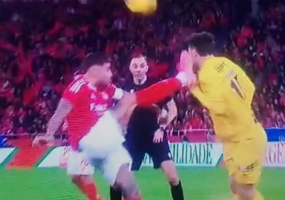 CantinhoMorais's tweet image. O Pinheiro sempre teve dificuldade em ver toques "ligeiros" na cara. 
#PaísErradoParaGostarDeFutebol