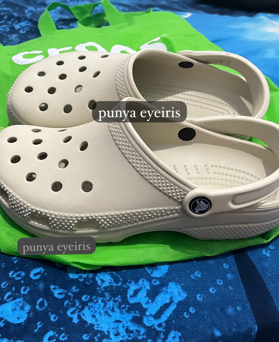 anotheiris's tweet photo. WTS 
wan to sell 
MAU JUAL
dijual crocs ori jastip SG
belum pernah dipakai, datang kemarin
alasan dijual karena mau ganti warna dan jenis
Ukuran W8/24-25 cm
#wts #zonajajan #preloved #Crocs https://t.co/BpuQvKGuB6