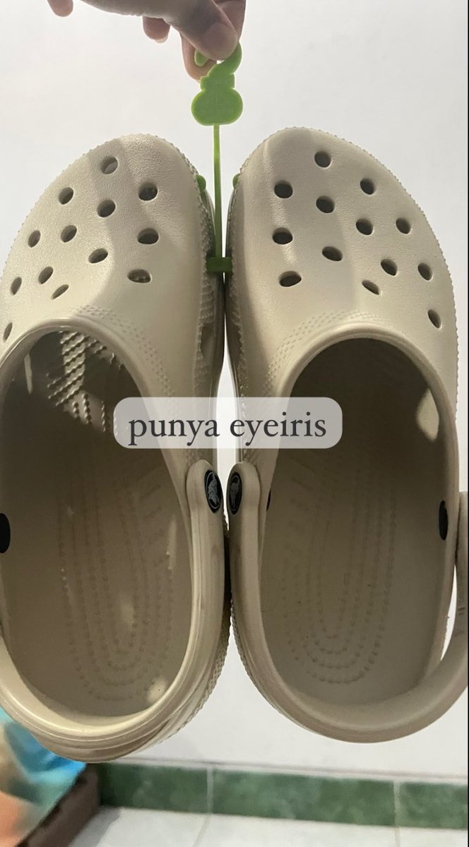 anotheiris's tweet photo. WTS 
wan to sell 
MAU JUAL
dijual crocs ori jastip SG
belum pernah dipakai, datang kemarin
alasan dijual karena mau ganti warna dan jenis
Ukuran W8/24-25 cm
#wts #zonajajan #preloved #Crocs https://t.co/BpuQvKGuB6