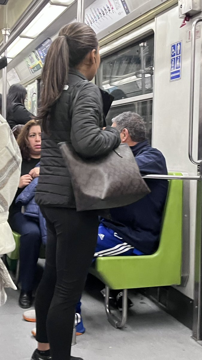 mayi_LM's tweet photo. @MetroCDMX y donde están los policías ?!? Línea 9 área de mujeres dirección pantitlan se metió un hombre además es grosero al parecer está tomado @ImagenTVMex @HMerdiano @nacholozano @c4jimenez https://t.co/vcQd0fJsHn