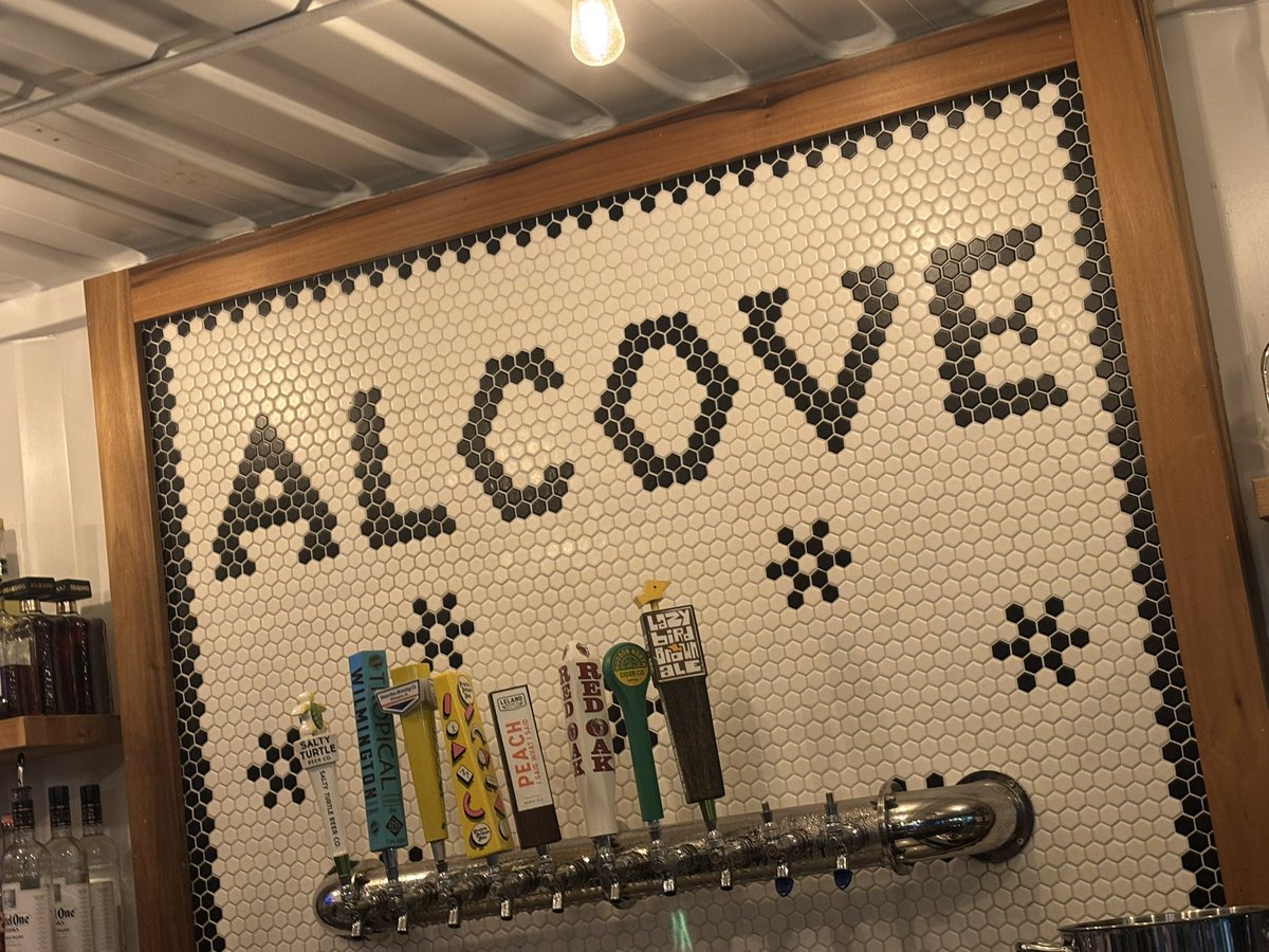 MitchRobey's tweet photo. Bar #11 - Alcove Beer Garden 🍺🪴

Located in the Cargo District, this Beer Garden had both beer and liquor.

The nice was Hogsmead 🧙and the Naughty was a Spiced Honey Hot Toddy 🐻

Drinks - 7/10 (Nice), 6/10 (Naughty)
Atmosphere - 5/10
Christmas Decor - 5/10 https://t.co/Vc7FabMP9f