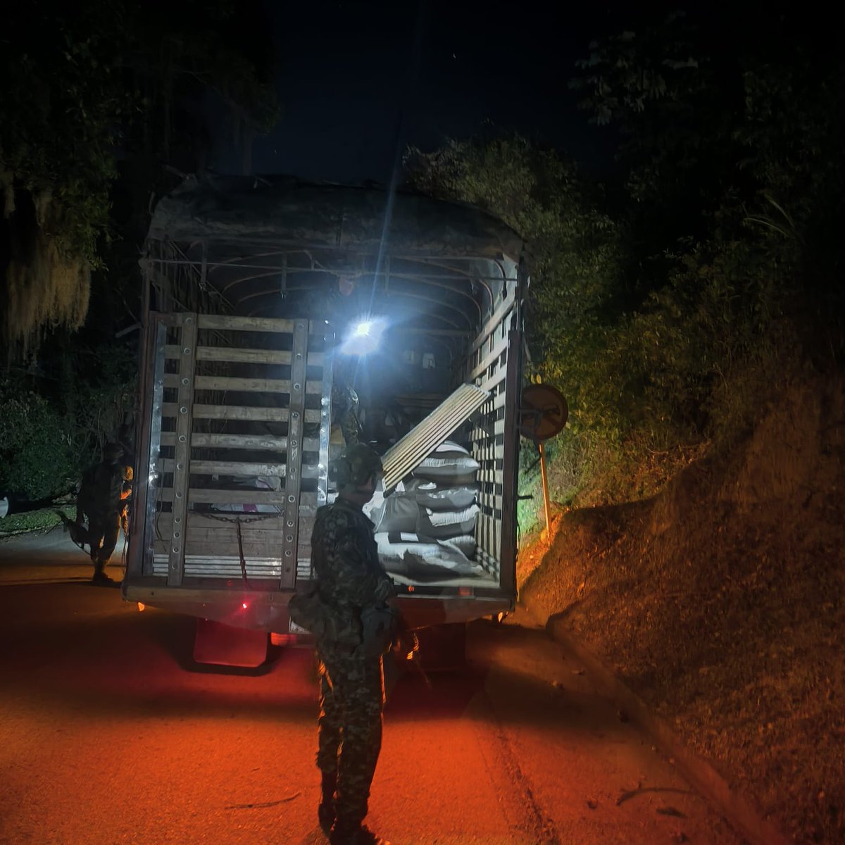 #Atención Incautan media tonelada de marihuana en La Plata ... noticiasalsur.co/incautan-media… #Neiva #Huila <a href="/COMANDANTE_EJC/">General Luis Emilio Cardozo Santamaría</a> <a href="/Ejercito_Div5/">Quinta División del Ejército Nacional</a> #NovenaBrigada #ViajeSeguro <a href="/BrigadaNovena/">Novena Brigada</a> #EnMedios #LaGranConsulta <a href="/mindefensa/">Mindefensa</a> <a href="/FuerzasMilCol/">Fuerzas Militares de Colombia</a> #NovenadeNavidad #Pesebre #NiñoDios #Atanasio #18Dic