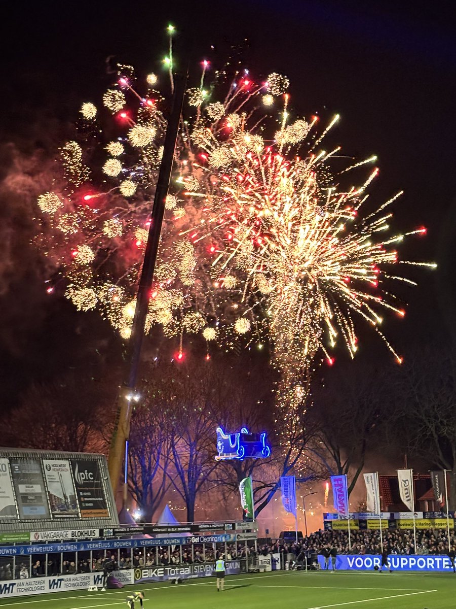 De_Stormvogel's tweet photo. Wij zijn @SV_Spakenburg 💙🏆🔥⚽️
Wat een bekeravond weer! Helaas dit keer niet kunnen stunten. Heerlijke sfeeractie, gezellig feest na afloop & wij al supportersclub alle wedstrijdsjaals verkocht. Een geslaagde avond! Nu winterstop, tot snel! 🎄✨ #spakenburg #SPAtwe #knvbbeker https://t.co/tRNo6h3gFn