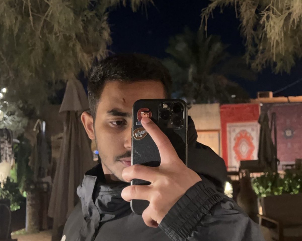 أشتاقُ حتى ضاقَ في صدري المدى
وكأنّ قلبي من لهيبِ الشوقِ ذابا

أهواكِ حبًّا لو يُقاسُ بحرفِه
لأذابَ صخرَ البعدِ شوقًا وانسكابا

R2:38