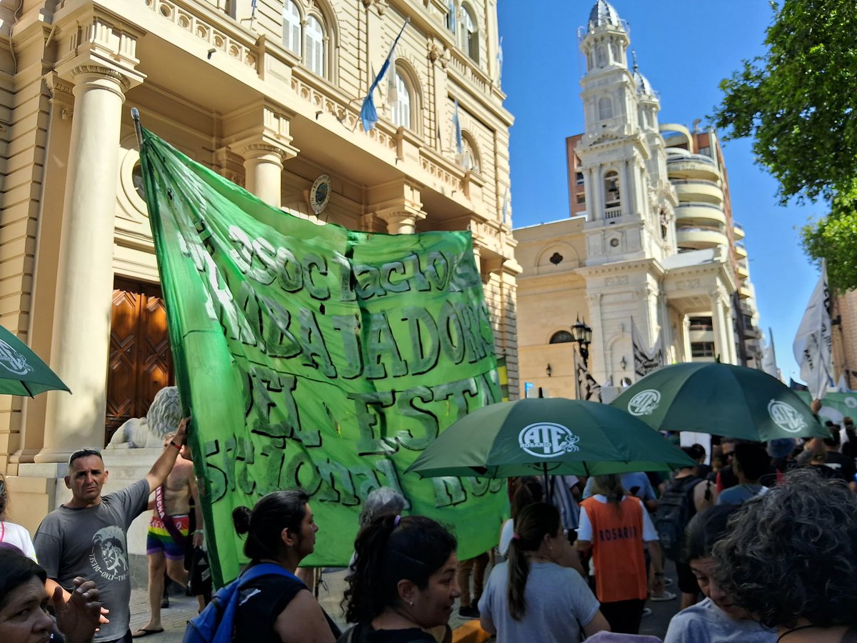 ATERosario's tweet photo. #18D
ACTO DE LA CGT EN ROSARIO #NoALaReformaLaboral
🟢💪🏼ATE Rosario se sumó a la concentración de la CGT rosarina.
⚠️La unidad se construye en las calles
𝗥𝗘𝗖𝗛𝗔𝗭𝗢 𝗔 𝗟𝗔 𝗥𝗘𝗙𝗢𝗥𝗠𝗔 𝗟𝗔𝗕𝗢𝗥𝗔𝗟 𝗗𝗘 𝗠𝗜𝗟𝗘𝗜 𝗖𝗢𝗡 𝗨𝗡𝗔 𝗙𝗨𝗘𝗥𝗧𝗘 𝗠𝗢𝗩𝗜𝗟𝗜𝗭𝗔𝗖𝗜𝗢́𝗡 https://t.co/ABVwjKXZWd