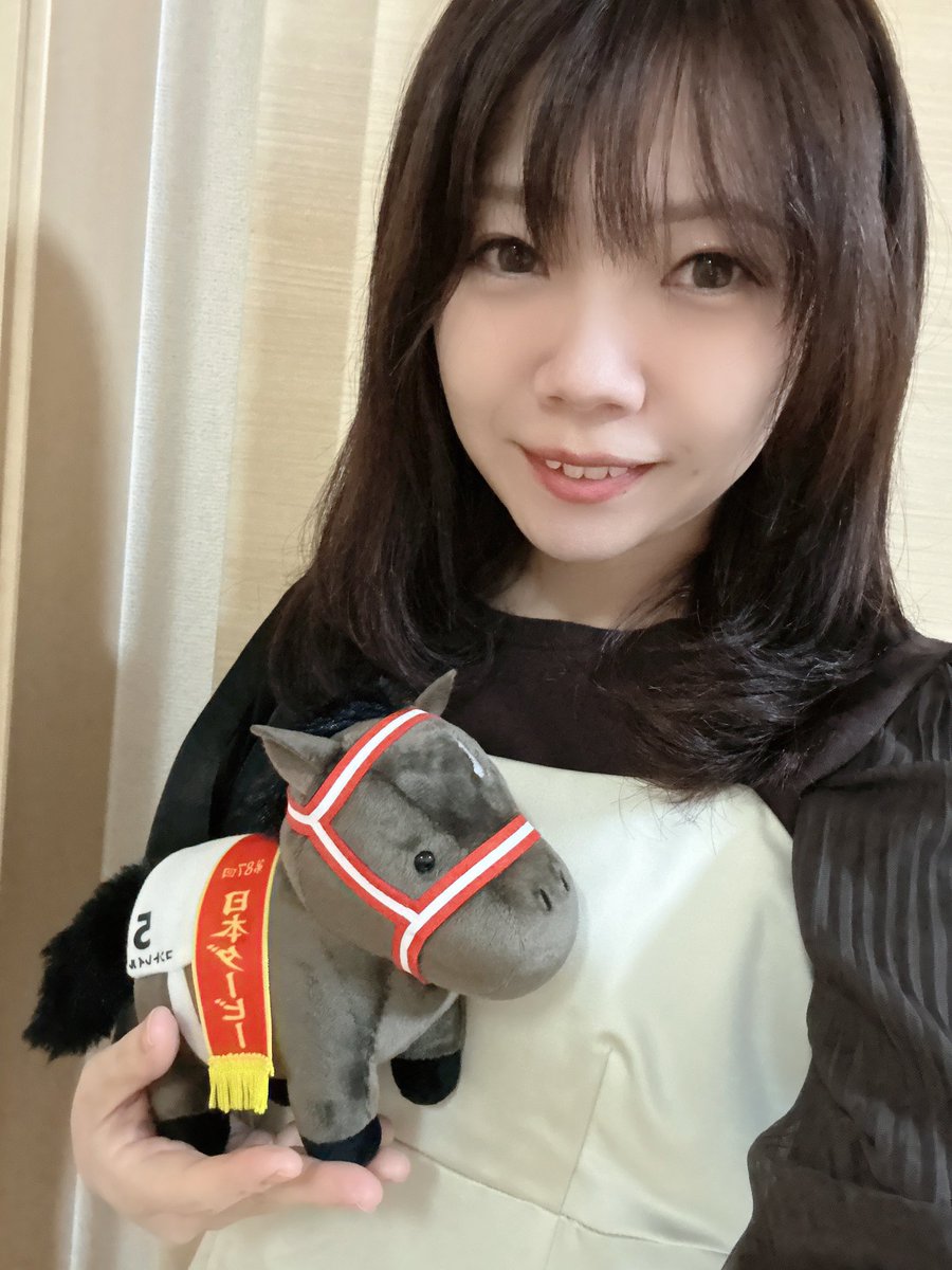 y_t329's tweet photo. このあとは #うま活！今日は競馬クイズをやりますよー✨🐴 こちらはザロイヤルファミリーに出てきていたぬいぐるみのシリーズのコントレイルです😊　#はなきんえみり https://t.co/zI82jAfed7
