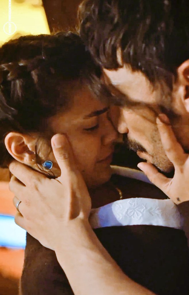 boynunun kenarında gül mü bitmiş ne?
dikenleri ellerime batar
aşkın kırmızısı bize kalü belada yasak
bense bilmeden sana tutsak.. 

#yılser