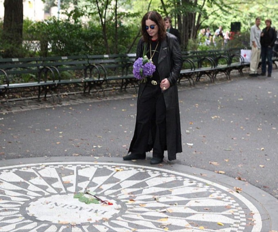 historyrock_'s tweet image. Ozzy Osbourne pays tribute to John Lennon at the Strawberry Fields memorial in Central Park, New York City