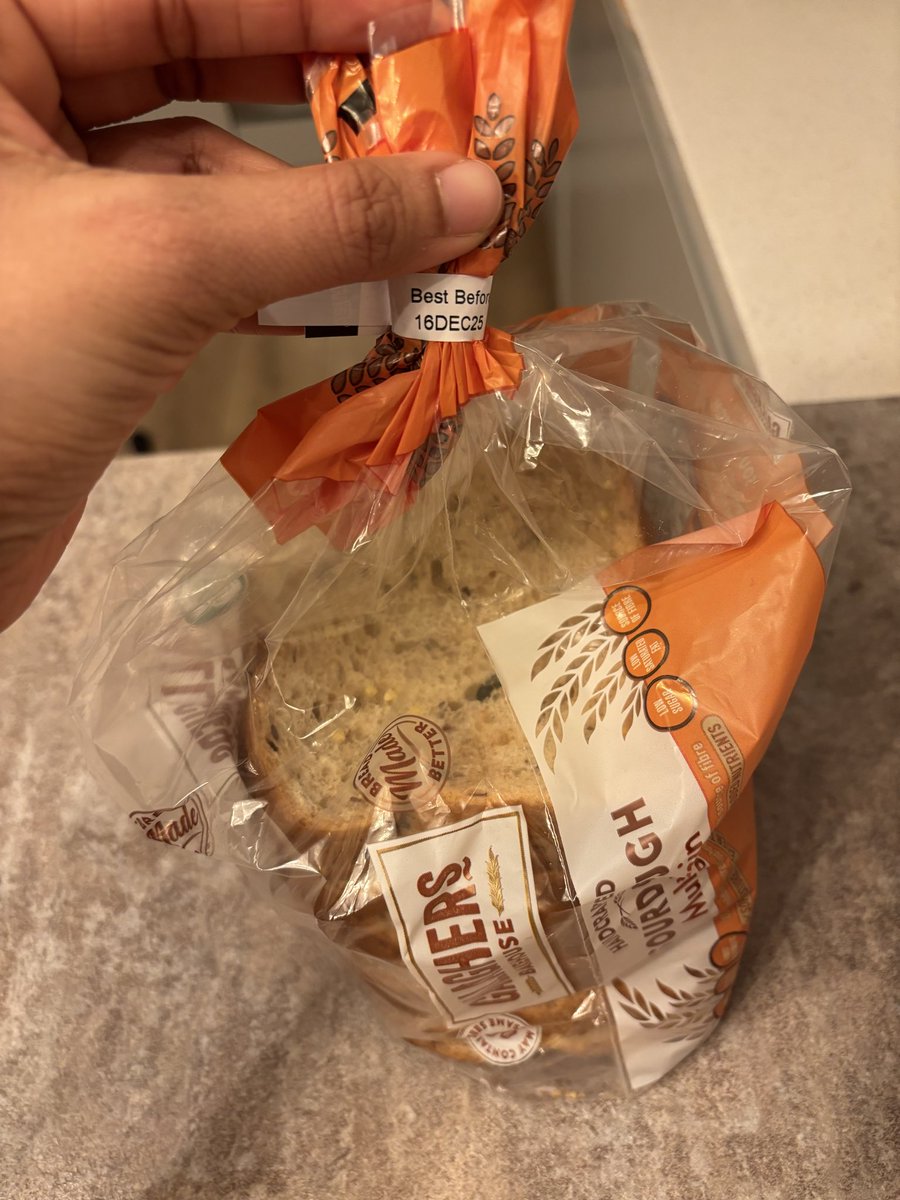 shubhamt035's tweet photo. @TescoIrl I stepped out of my office to buy bread for lunch and only realised afterwards that the packet from aisle was past its best-before date (16 Dec). I’ve attached photos of the label and my Clubcard receipt. This is a food safety failure and requires immediate attention. https://t.co/e9jkHQUWs6