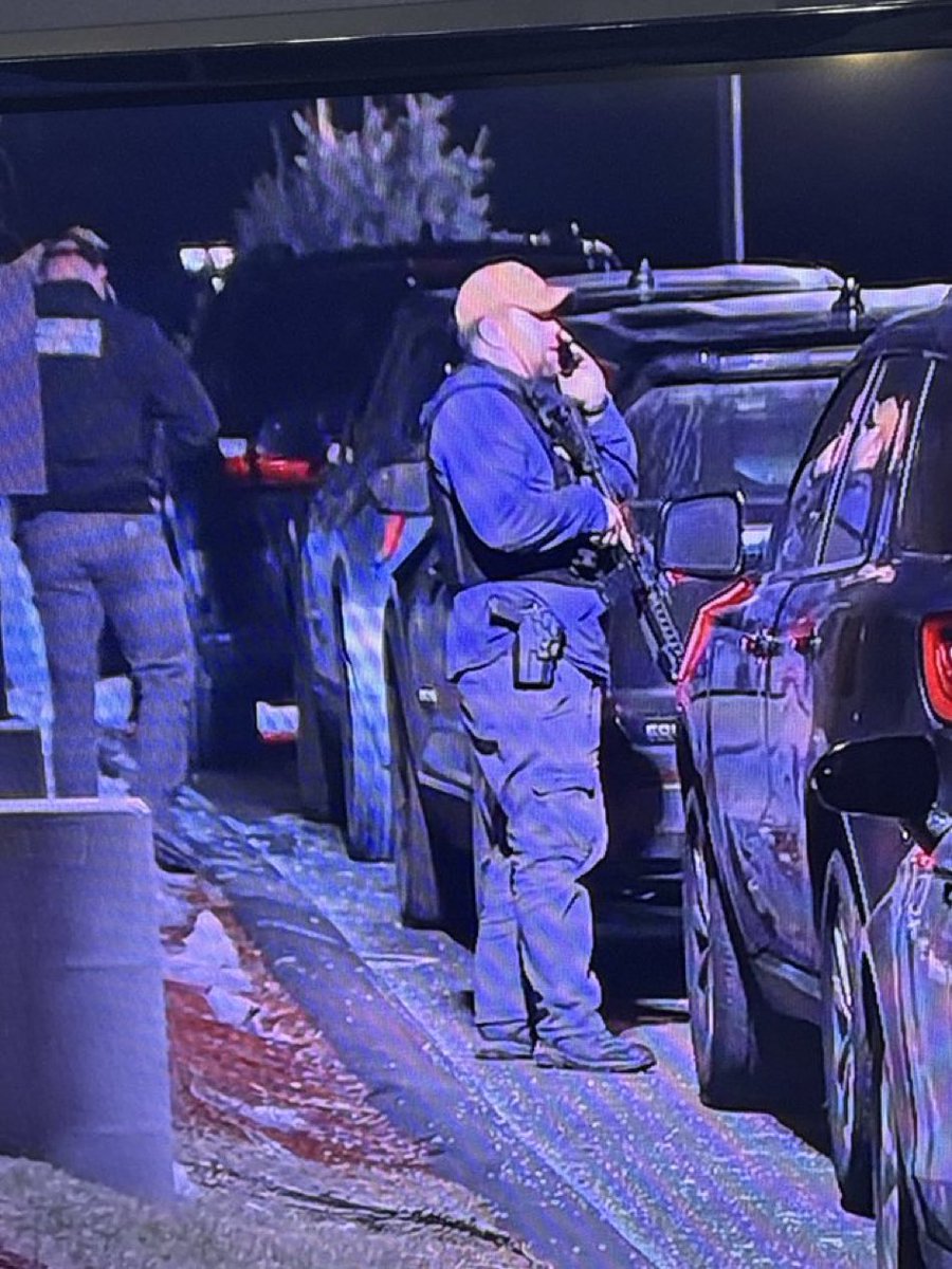 PatriotForgeUSA's tweet image. 🚨 BREAKING: Major police activity in a commercial/industrial parking lot in Salem, NH right now—helicopters circling overhead and roughly two dozen law enforcement vehicles on scene. Appears tied to the ongoing manhunt for the suspect in the Brown University shooting (and