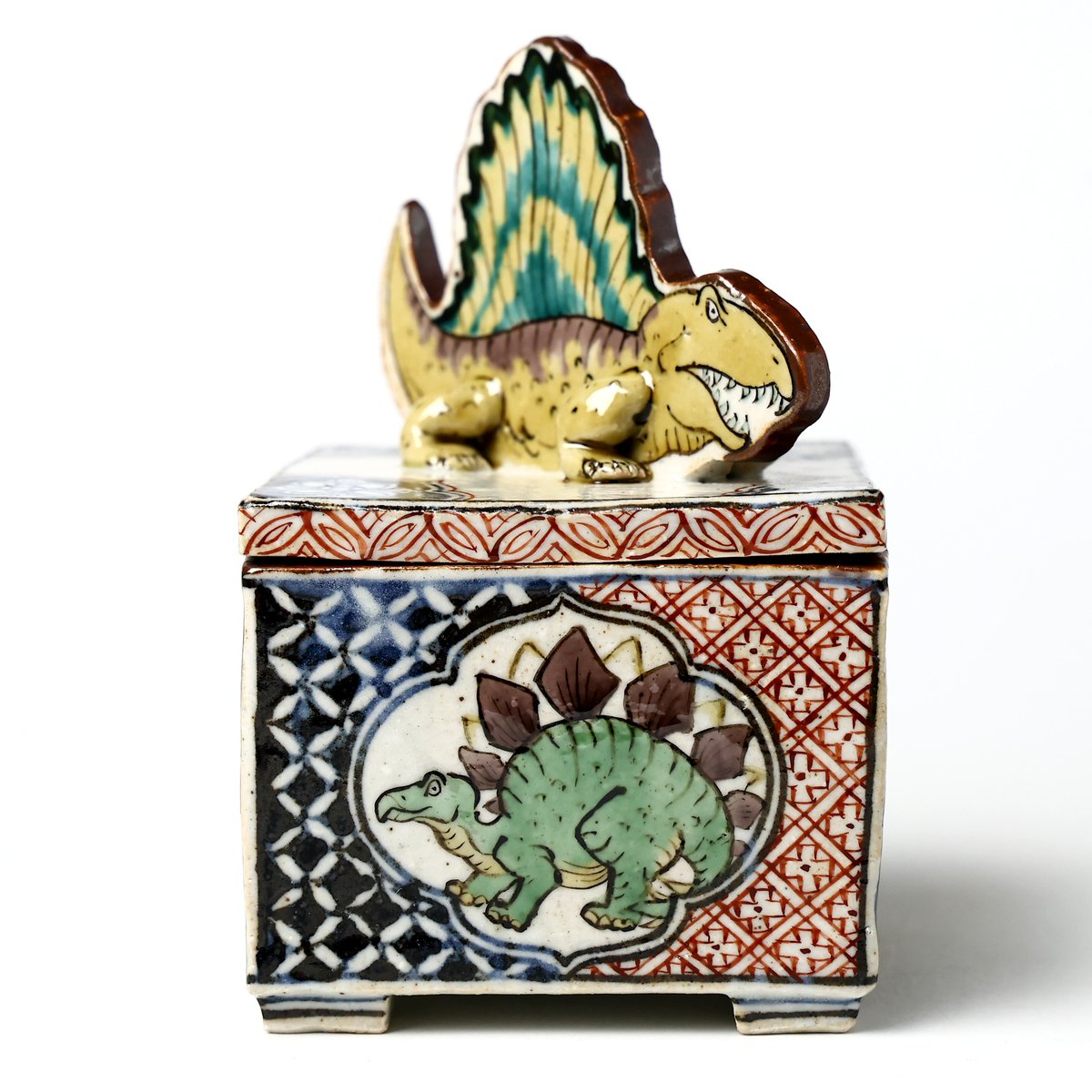 蓋の立派なディメトロドンや 色鮮やかで繊細な絵付けが美しい 松浦