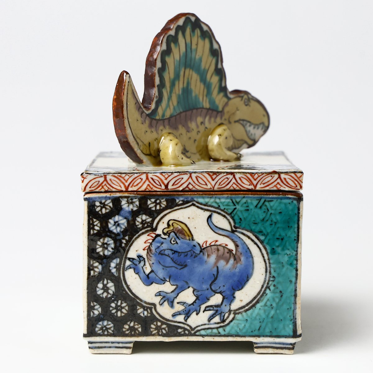 蓋の立派なディメトロドンや 色鮮やかで繊細な絵付けが美しい 松浦