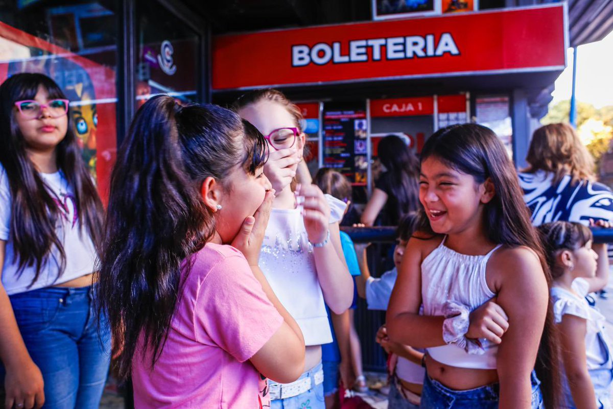 gabiyedlin's tweet photo. Una tarde de mucha alegría en el cine con chicos y chicas de diferentes barrios de la Capital. Les deseo a todos unas felices vacaciones y un hermoso fin de año.
#LegislaturaEnTerritorio https://t.co/SWlhP9Z3JP