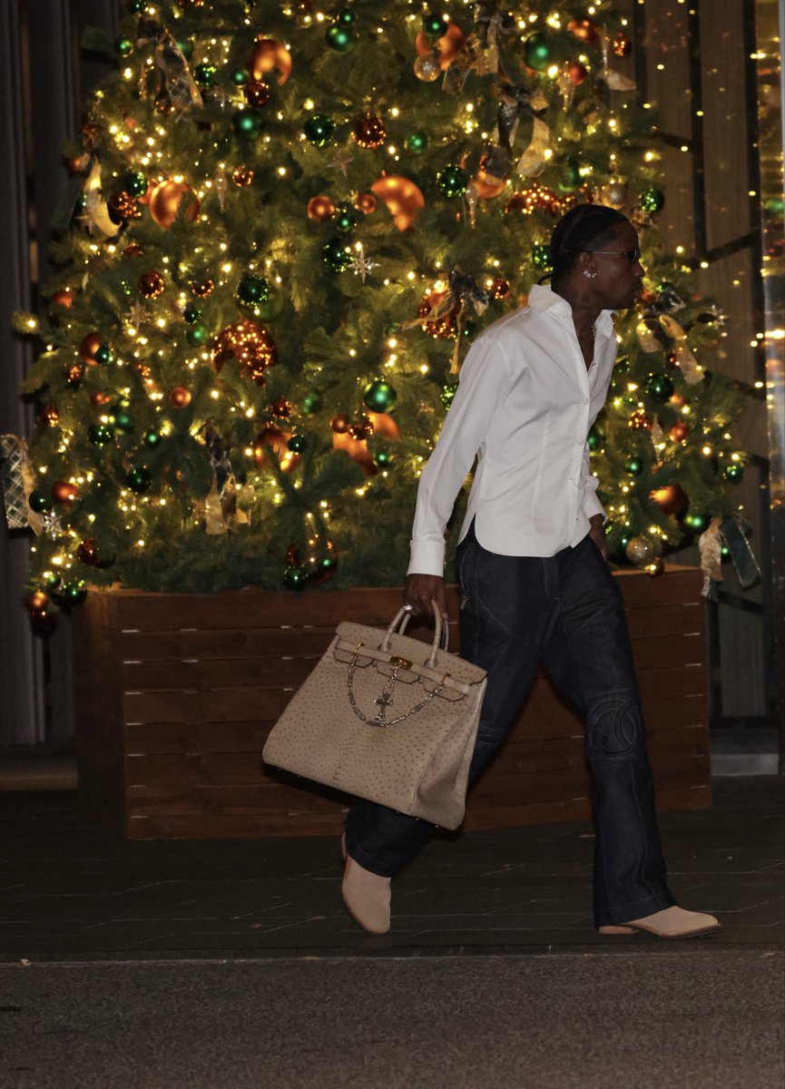 UpscaleHype's tweet image. .@trvisXX last month in Tokyo carrying a @Hermes_Paris birkin brown ostrich HAC bag while wearing @CHANEL jeans.