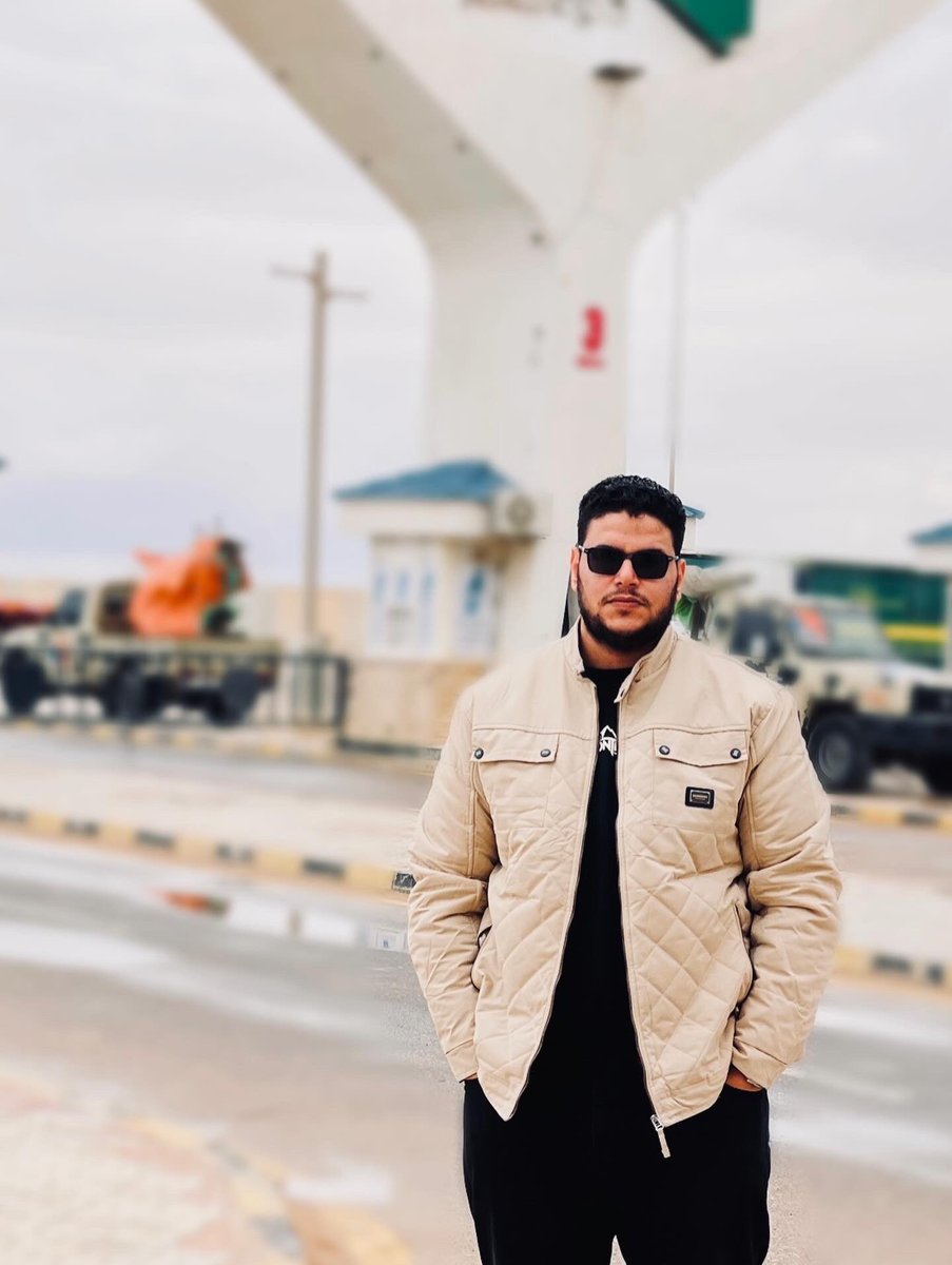 الدنيا قديمه دوم هذا حالها .... ماعمر دامن حزنها ودلالها