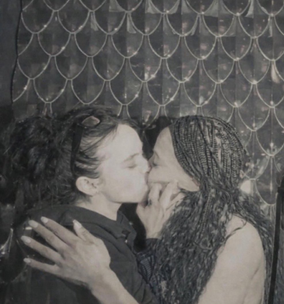 billiesdyke's tweet image. billie and queen kissing hard asf THEY GAY OMG