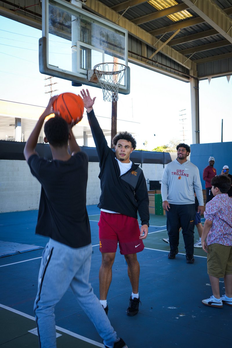 houseof_victory's tweet image. HO HO HO ☃️🎁✨

@uscfb athletes visited @LAFamilyHousing’s Winter Wonderland party bringing holiday cheer to families transitioning out of homelessness. From games, to treats and generally positive vibes, it’s easy to see the guys helped enhance the holidays for all ✌️