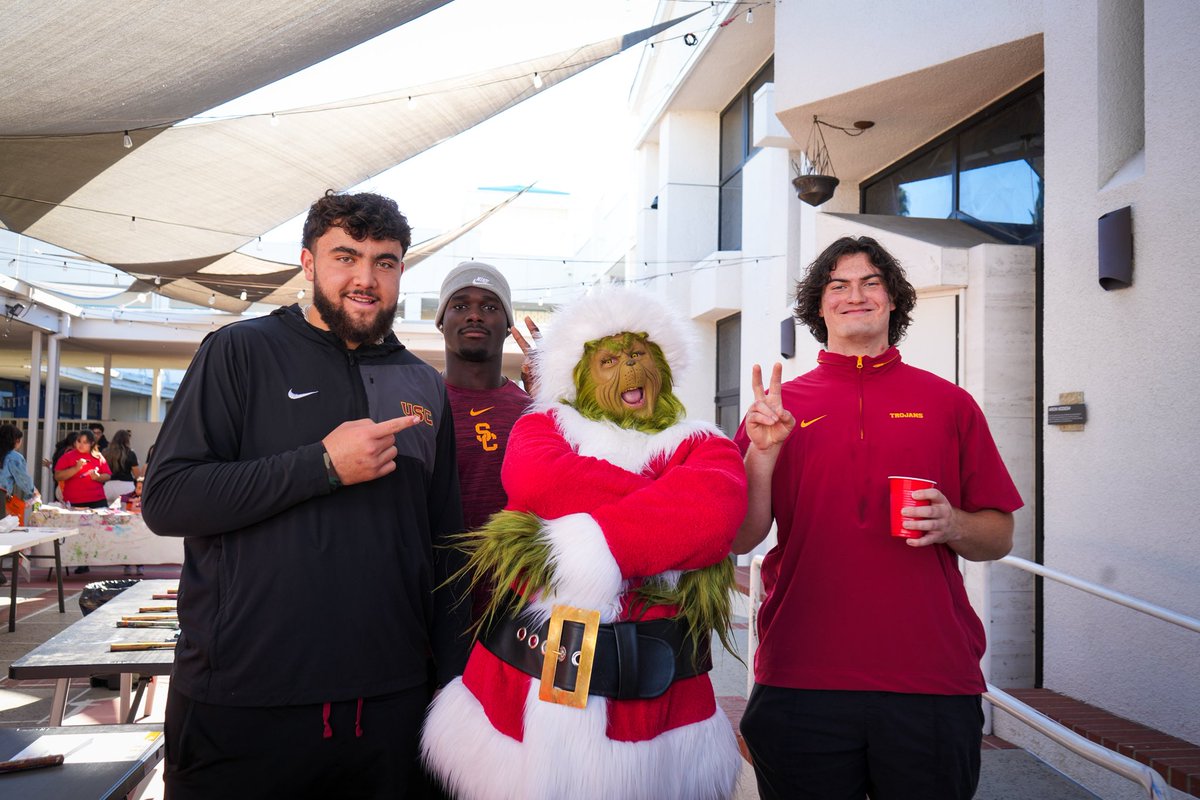 houseof_victory's tweet image. HO HO HO ☃️🎁✨

@uscfb athletes visited @LAFamilyHousing’s Winter Wonderland party bringing holiday cheer to families transitioning out of homelessness. From games, to treats and generally positive vibes, it’s easy to see the guys helped enhance the holidays for all ✌️