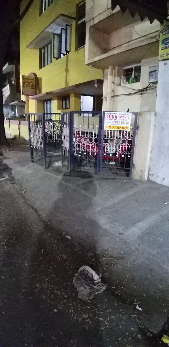 saneyedoc1's tweet photo. @bengalurupost1 @EASTCITYCORP #Bengaluru #pedestrians can't claim the #footpaths
Occupied by #cars #temples #pots #gates #2wheelers #garbage #construction #materials #shopitems
@GBAChiefComm
@anil_lulla
@malviyapankaj
@iammnmanju
Whom do we fight against? https://t.co/JZXLKizXrb