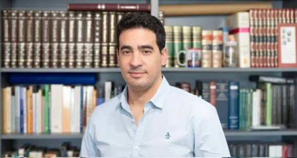 Adrián Ravier da clases en la Universidad de La Pampa.  
Se prestigia diciendo que es docente universitario.
Vota en contra de las universidades.