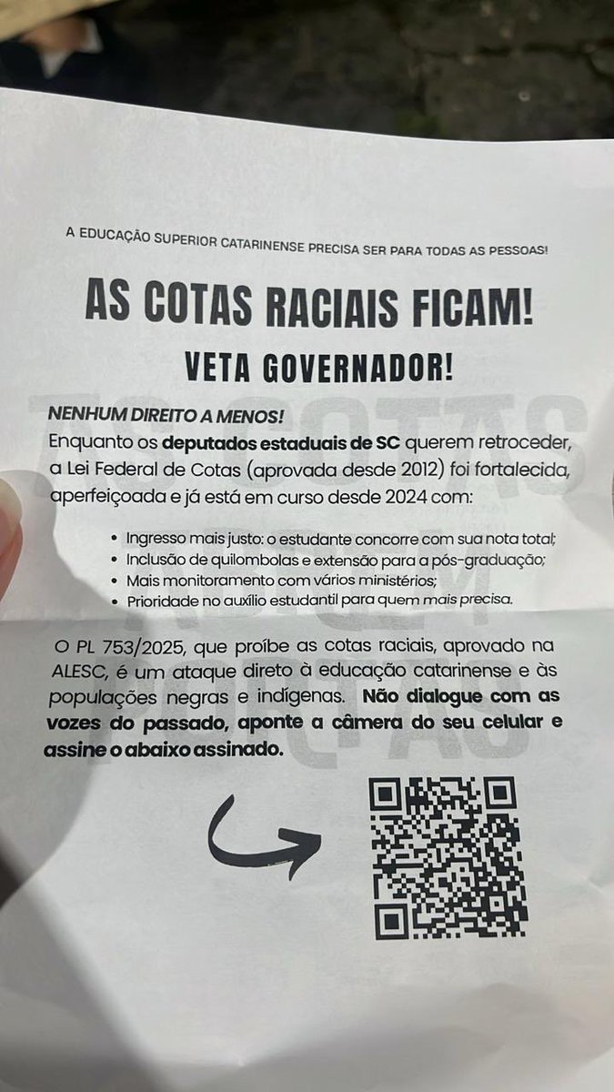 amanda_miranda's tweet image. Atenção! 

Uma militante contra o projeto anti-cotas recentemente aprovado em Santa Catarina foi PRESA panfletando pelo veto à lei no centro de Florianópolis.

Ela foi confrontada pela deputada estadual Ana Campagnolo e pela vice-prefeita e secretaria de segurança de…