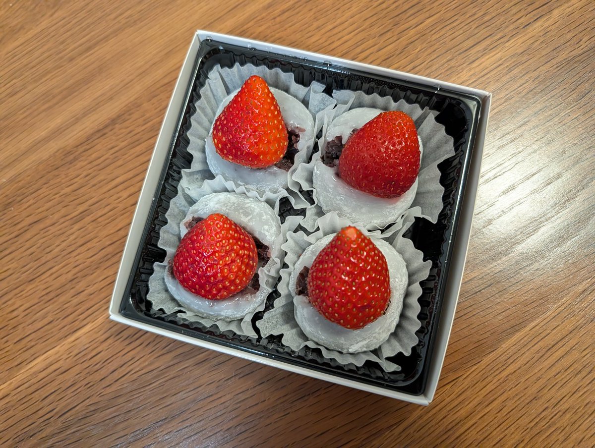 昨天下班前失心瘋，
直接在公司餐廳買了一盒草莓大福
來撫慰幼小的心靈（？？😍