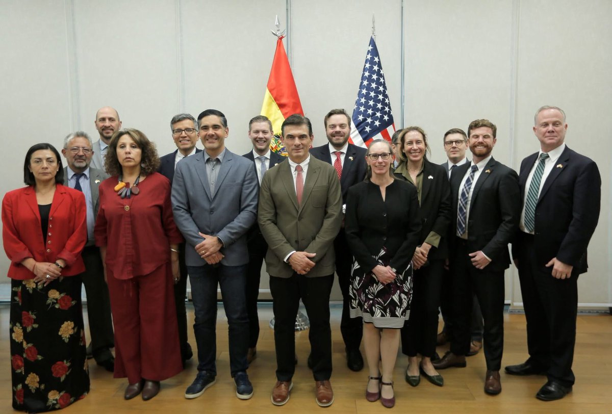 Ofiprebo's tweet photo. Más empleo, más oportunidades y mayor confianza en Bolivia. El Presidente @Rodrigo_PazP recibió a inversionistas de Estados Unidos interesados en invertir en el país, especialmente en El Alto, generando desarrollo tecnológico, ingreso de divisas y un mejor futuro para las familias bolivianas. #Bolivia #EEUU #inversion #Internacional #BoliviaEnElMundo